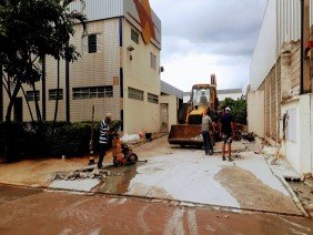 C.F.F DEMOLIDORA TERRAPLANAGEM Locação e Aluguel de Retroescavadeira Miniescavadeira Bobcat em Campinas Aterro Desaterro. - Photo 1